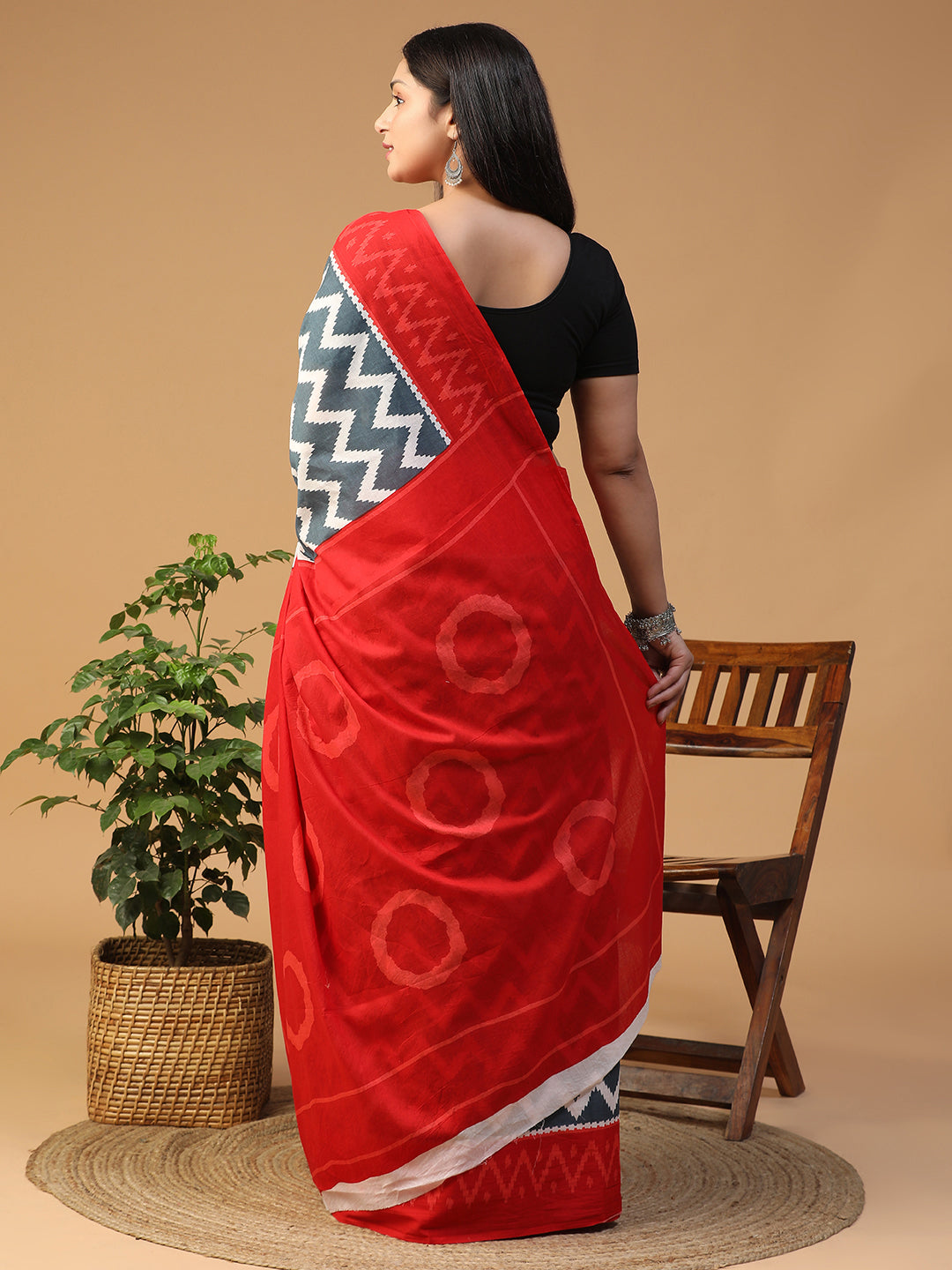 Red and Blue Zigzag Patterned Traditional Saree With Blouse Piece view 3
